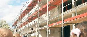 Noch steht das Gerüst. Im September ziehen hier die Kinder ein.