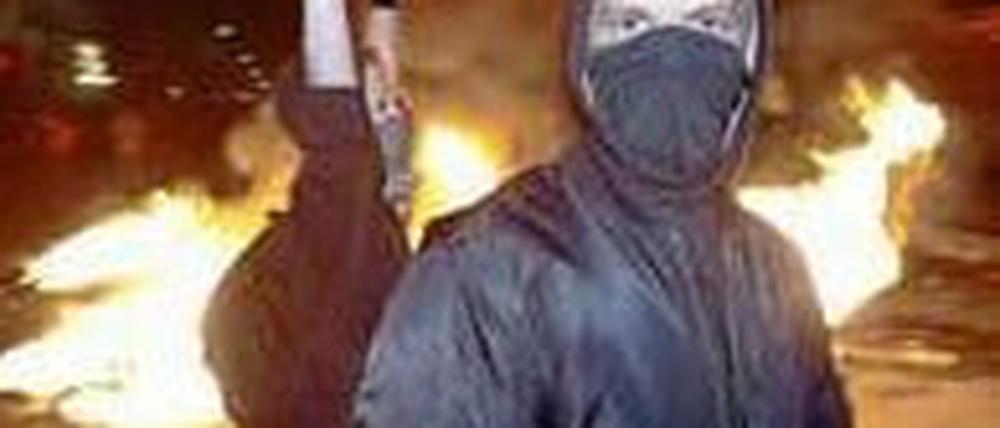 Autonome vermummen sich während der traditionellen 1. Mai-Demonstrationen 2010 im Bezirk Kreuzberg in Berlin.