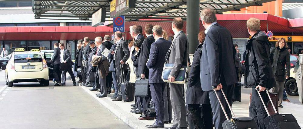 Warteschlange. Am Flughafen Tegel brauchten Fahrgäste Geduld.