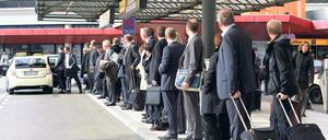 Warteschlange. Am Flughafen Tegel brauchten Fahrgäste Geduld.
