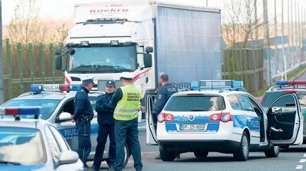 Gemeinsame Kontrollen. Im polnischen Swiecko in Polen fahren Lastwagen an deutschen und polnischen Grenzschützern vorbei. Dort wurde am Montag eine gemeinsame Dienststelle des polnischen Grenzschutzes und der Bundespolizei eröffnet.