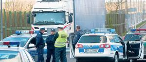 Gemeinsame Kontrollen. Im polnischen Swiecko in Polen fahren Lastwagen an deutschen und polnischen Grenzschützern vorbei. Dort wurde am Montag eine gemeinsame Dienststelle des polnischen Grenzschutzes und der Bundespolizei eröffnet.