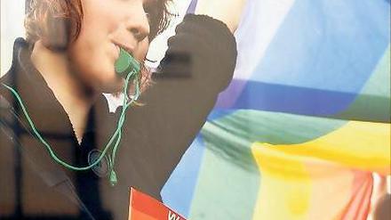 Flatternde Regenbogenfahne. Die Ausstelung zeigt Fotos vom CSD 2010.