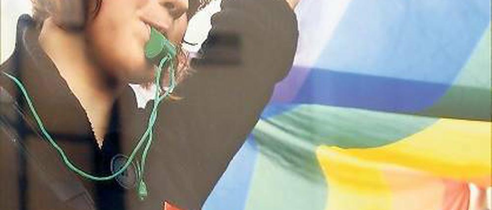 Flatternde Regenbogenfahne. Die Ausstelung zeigt Fotos vom CSD 2010.