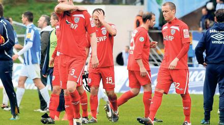 Enttäuschte Gesichter. Den Babelsbergern Ronny Surma, Sergej Evljuskin, Almedin Civa und Florian Grossert (von links) war die Enttäuschung nach der verpatzten Partie bei Darmstadt 98 nach Spielabpfiff deutlich anzusehen.