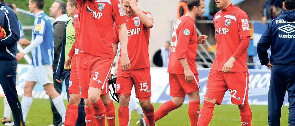Enttäuschte Gesichter. Den Babelsbergern Ronny Surma, Sergej Evljuskin, Almedin Civa und Florian Grossert (von links) war die Enttäuschung nach der verpatzten Partie bei Darmstadt 98 nach Spielabpfiff deutlich anzusehen.