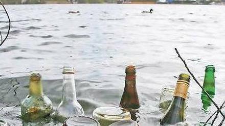 Keine Flaschenpost: Abfall schwimmt in der Neustädter Havelbucht.