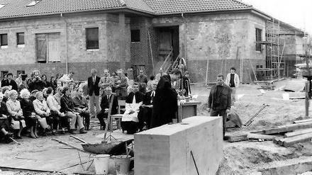 Baustart in der DDR. Der Grundstein für die moderne Sternkirche wurde am 20. April 1987 gelegt. Dann folgte ein Jahr Baustopp, eröffnet wurde sie wenige Wochen nach dem Mauerfall. 1997 brannte die Kirche aus, wurde wieder aufgebaut.