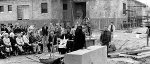 Baustart in der DDR. Der Grundstein für die moderne Sternkirche wurde am 20. April 1987 gelegt. Dann folgte ein Jahr Baustopp, eröffnet wurde sie wenige Wochen nach dem Mauerfall. 1997 brannte die Kirche aus, wurde wieder aufgebaut.
