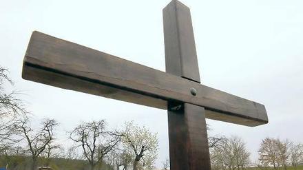 Das Kreuz von Elsholz: Die Botschaft der Initiatoren lautet „Nie wieder Krieg“.