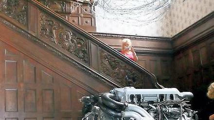 Dröhnen der Macht. Beim 18. Kunstfestival Rohkunstbau im Vestibül des Schlosses Marquardt war ein Bugatti-Motor zu sehen - verbunden mit einer Licht- und Toninstallation. Nun muss die Kunst verstummen.