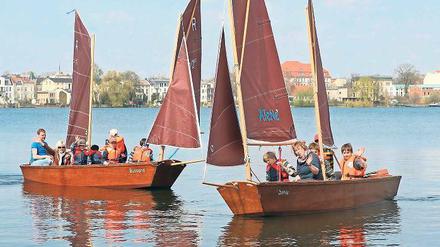 Die Segel gehisst. Havelpiraten und Schüler starten mit ihren Jollen.