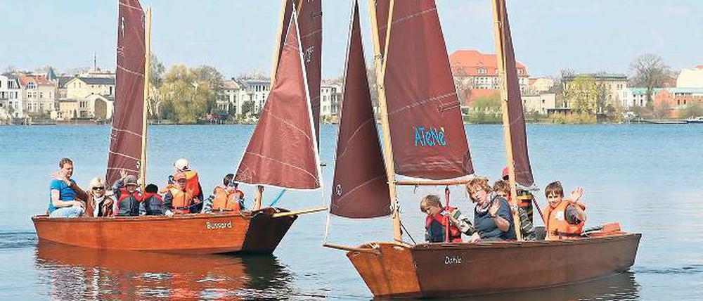 Die Segel gehisst. Havelpiraten und Schüler starten mit ihren Jollen.