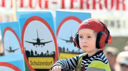 Wie laut wird’s wirklich? Bei einer Demonstration gegen Fluglärm trug der vierjährige Rasmus Kopfhörer zum Schutz vor der Lautstärke. Wie viel Krach die Anwohner in Schönefeld ertragen müssen, muss jetzt das Infrastrukturministerium entscheiden.