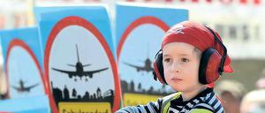 Wie laut wird’s wirklich? Bei einer Demonstration gegen Fluglärm trug der vierjährige Rasmus Kopfhörer zum Schutz vor der Lautstärke. Wie viel Krach die Anwohner in Schönefeld ertragen müssen, muss jetzt das Infrastrukturministerium entscheiden.