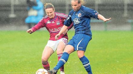 Will jetzt einen Heimsieg. Isabel Kerschowski (rechts) – hier im Halbfinal-Hinspiel bei Olympique im Duell mit Lyons Sonia Bompastor – hat die Hoffnung auf den erneuten Einzug Turbine Potsdams ins Champions-League-Finale noch nicht ganz aufgegeben.