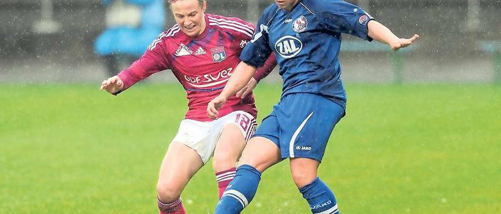 Will jetzt einen Heimsieg. Isabel Kerschowski (rechts) – hier im Halbfinal-Hinspiel bei Olympique im Duell mit Lyons Sonia Bompastor – hat die Hoffnung auf den erneuten Einzug Turbine Potsdams ins Champions-League-Finale noch nicht ganz aufgegeben.