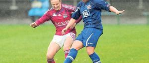Will jetzt einen Heimsieg. Isabel Kerschowski (rechts) – hier im Halbfinal-Hinspiel bei Olympique im Duell mit Lyons Sonia Bompastor – hat die Hoffnung auf den erneuten Einzug Turbine Potsdams ins Champions-League-Finale noch nicht ganz aufgegeben.