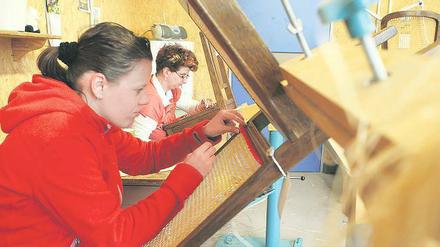 Die Arbeit verlangt Konzentration: Frauen der Aktiva-Werkstätten bei der Herstellung von Stuhllehnen.