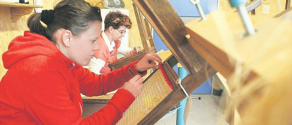 Die Arbeit verlangt Konzentration: Frauen der Aktiva-Werkstätten bei der Herstellung von Stuhllehnen.