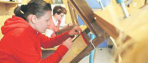 Die Arbeit verlangt Konzentration: Frauen der Aktiva-Werkstätten bei der Herstellung von Stuhllehnen.