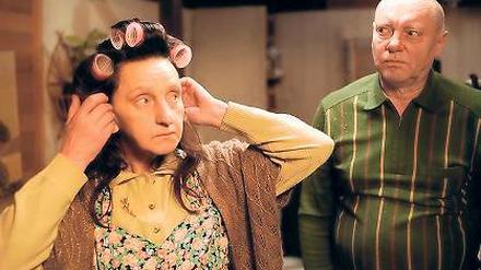 „Huhn für Karl“: Gabi (Angelika Böttiger) will den verhassten Gatten (Jürgen Bierfreund) in die ewigen Jagdgründe befördern. Ein HFF-Film von Jan Liedtke.