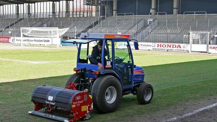 Das Karl-Liebknecht-Stadion bekommt kurzfristig einen neuen Rasen.