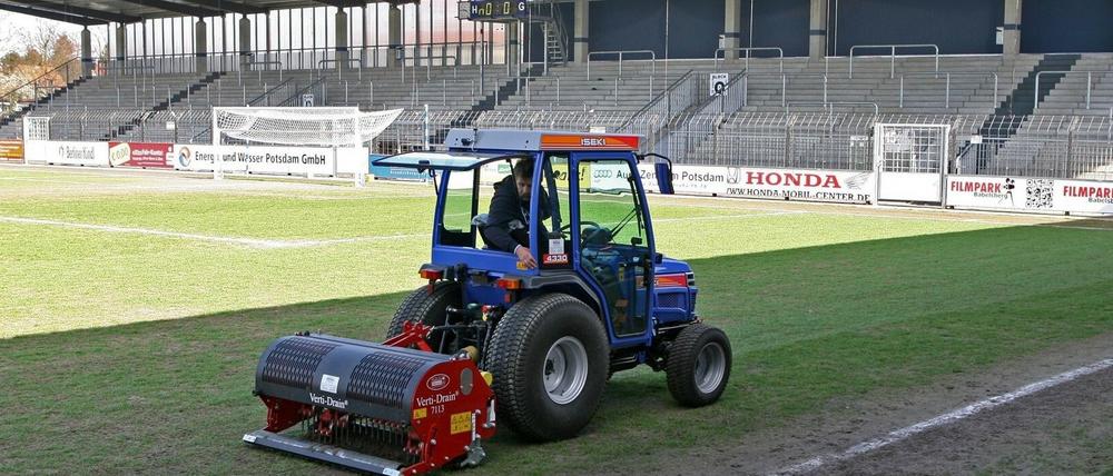 Das Karl-Liebknecht-Stadion bekommt kurzfristig einen neuen Rasen.