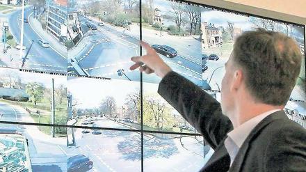 Da fließt der Verkehr. Der Beigeordnete Klipp überzeugte sich gestern Vormittag in der Verkehrsleitzentrale anhand von 15 Ampel-Kameras, dass die Stadt staufrei ist. In Spitzenzeiten des Berufsverkehrs ist das freilich anders.