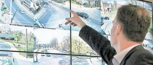 Da fließt der Verkehr. Der Beigeordnete Klipp überzeugte sich gestern Vormittag in der Verkehrsleitzentrale anhand von 15 Ampel-Kameras, dass die Stadt staufrei ist. In Spitzenzeiten des Berufsverkehrs ist das freilich anders.