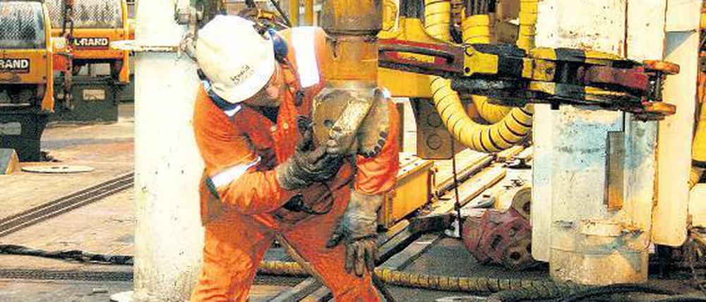 Unter dem Meer. Ein Arbeiter auf dem japanischen Spezialschiff „Chikyu“ bereitet einen Bohrer für den Einsatz vor. Die Chikyu kann sieben Kilometer tief in den Meeresboden bohren und kommt damit dem Erdmantel schon relativ nahe.