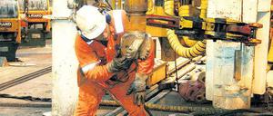 Unter dem Meer. Ein Arbeiter auf dem japanischen Spezialschiff „Chikyu“ bereitet einen Bohrer für den Einsatz vor. Die Chikyu kann sieben Kilometer tief in den Meeresboden bohren und kommt damit dem Erdmantel schon relativ nahe.