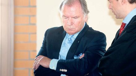 Der wegen Betruges angeklagte ehemalige Justizminister des Landes Brandenburg, Kurt Schelter (CDU, l.), und sein Anwalt Maximilian Heiss warten am Montag (16.04.12) in Potsdam in einem Gerichtssaal des Justizzentrums auf den Beginn des Verhandlungstages.