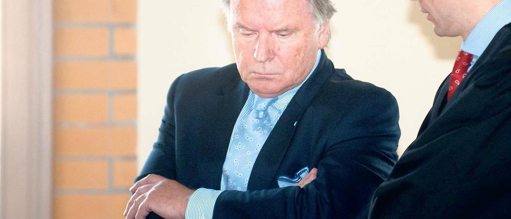 Der wegen Betruges angeklagte ehemalige Justizminister des Landes Brandenburg, Kurt Schelter (CDU, l.), und sein Anwalt Maximilian Heiss warten am Montag (16.04.12) in Potsdam in einem Gerichtssaal des Justizzentrums auf den Beginn des Verhandlungstages.