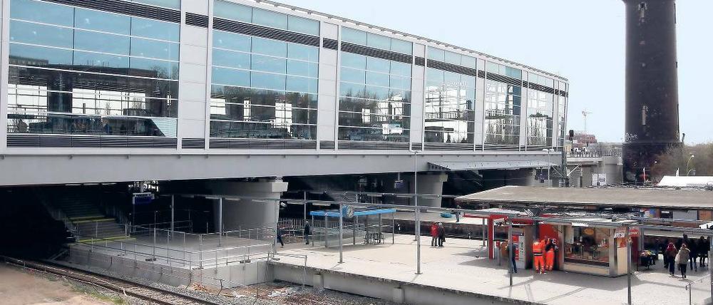 Kreuzweg. Am Ostkreuz ist die Bahnhofshalle für den S-Bahn-Verkehr am Montag eröffnet worden. Nach 16-tägiger Sperrung fährt die S-Bahn nun wieder auf dieser Strecke.