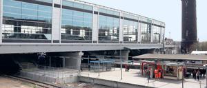 Kreuzweg. Am Ostkreuz ist die Bahnhofshalle für den S-Bahn-Verkehr am Montag eröffnet worden. Nach 16-tägiger Sperrung fährt die S-Bahn nun wieder auf dieser Strecke.