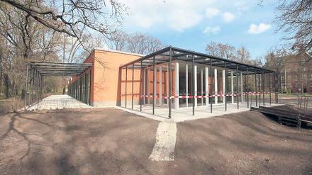 Eröffnet. In Potsdams erstem Hospiz ist Platz für acht Sterbende. Die Zimmer haben ebenerdigen Zugang zur Terasse mit Seeblick, an der Stirnseite des Baus gibt es den „Sonnenraum“.