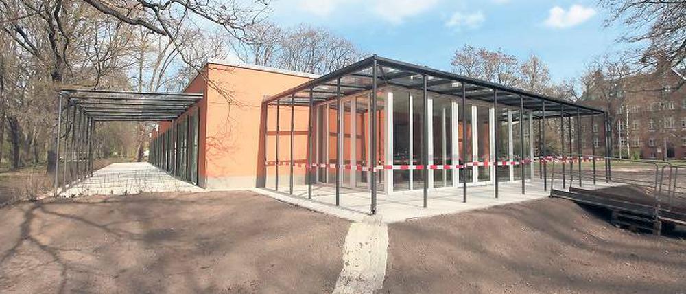 Eröffnet. In Potsdams erstem Hospiz ist Platz für acht Sterbende. Die Zimmer haben ebenerdigen Zugang zur Terasse mit Seeblick, an der Stirnseite des Baus gibt es den „Sonnenraum“.