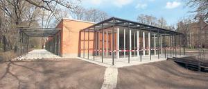 Eröffnet. In Potsdams erstem Hospiz ist Platz für acht Sterbende. Die Zimmer haben ebenerdigen Zugang zur Terasse mit Seeblick, an der Stirnseite des Baus gibt es den „Sonnenraum“.