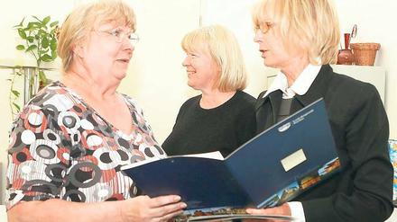 In Arbeit. Die Sozialbeigeordnete (r.) übergab Verträge für Bürgerarbeiter.