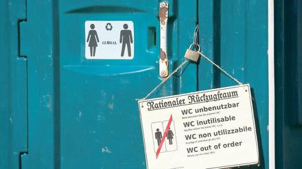 Witzblockade: Schild an einem Dixi-Klo an der Demostrecke in Neuruppin.