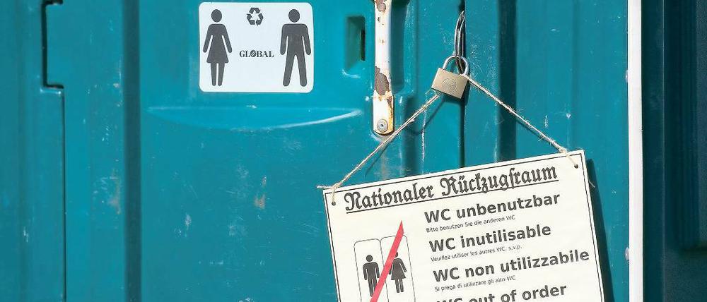 Witzblockade: Schild an einem Dixi-Klo an der Demostrecke in Neuruppin.