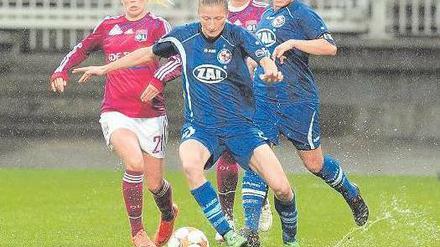 Desolate Leistung. Turbine Potsdam – hier Lyons Lara Dickenmann, Potsdams Bianca Schmidt und Isabel Kerschowski (v. l.) – war beim Titelverteidiger Olympique Lyon chancenlos.