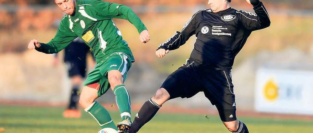 Nicht zu unterschätzen. Mit zehn Saisontoren ist Teltows Robert Flügel (rechts) – hier im Duell mit Felix Thoß vom Werderaner FC – bislang treffsicherster Spieler des RSV Eintracht, der dem favorisierten SV Babelsberg 03 im Pokal-Halbfinale Paroli bieten will.