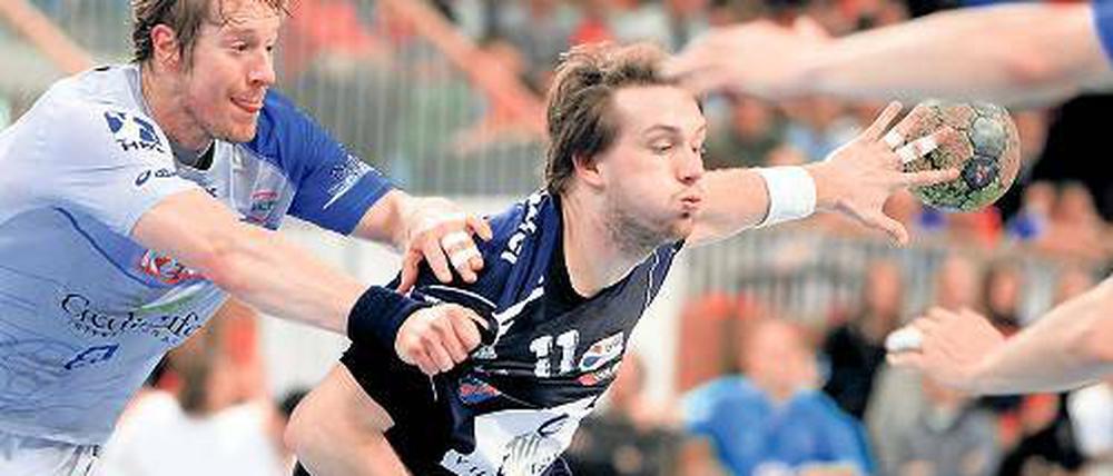 Hoffnungsvoll. Der VfL Potsdam – hier René Drechsler (r.) gegen Rheinlands Hegemann – verlässt nach dem dritten Heimsieg in Folge vorerst die Abstiegsränge.