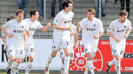 Kapitän und Torschütze. Dominik Stroh-Engel (2. v. r.) schoss den SV Babelsberg 03 mit zwei Toren zum Sieg über den VfR Aalen. Markus Müller (rechts) hätte fast zum 3:0 vollendet.