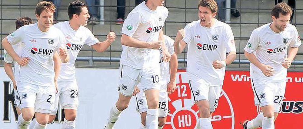Kapitän und Torschütze. Dominik Stroh-Engel (2. v. r.) schoss den SV Babelsberg 03 mit zwei Toren zum Sieg über den VfR Aalen. Markus Müller (rechts) hätte fast zum 3:0 vollendet.