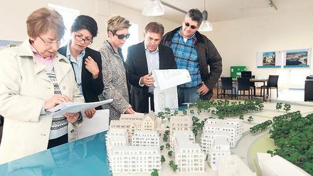 Wohnungskauf geplant? Interessenten im Verkaufsbüro für die Wohnungen in der mittleren Speicherstadt, das am Samstag eröffnet hat. Informativ ist das Modell, denn die 260 Wohnungen sind noch nicht gebaut. Im Jahr 2014 sollen sie fertig sein.