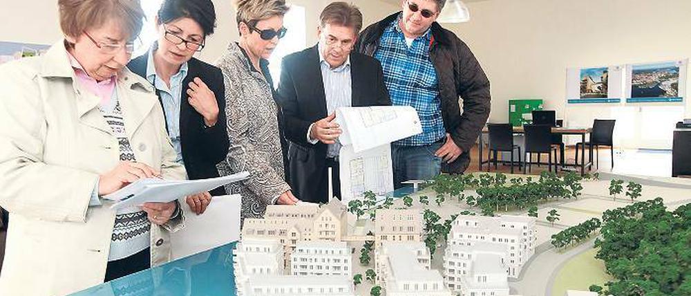 Wohnungskauf geplant? Interessenten im Verkaufsbüro für die Wohnungen in der mittleren Speicherstadt, das am Samstag eröffnet hat. Informativ ist das Modell, denn die 260 Wohnungen sind noch nicht gebaut. Im Jahr 2014 sollen sie fertig sein.