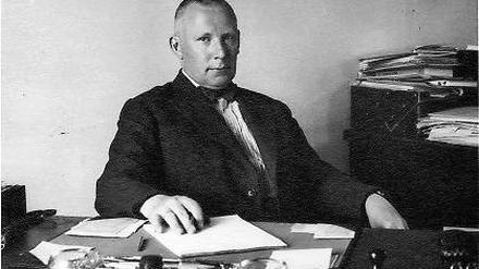 Journalist Waldemar Hoeffding (1886-1979) in seinem Büro.